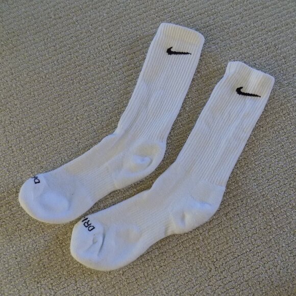 NIKE DRI FIT WHITE CREW RUNNING CASUAL SOCKS - Picture 1 of 3
